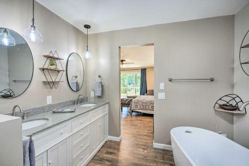 Spacious Golf Course Cabin With Pond Fishing!