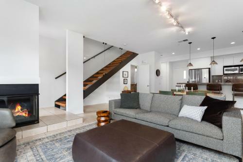 Modern Views 30 Day Minimum Townhouse