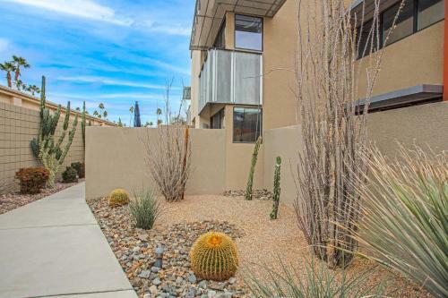Modern Views 30 Day Minimum Townhouse