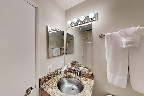 Hotel Pacific Cove Unit 111