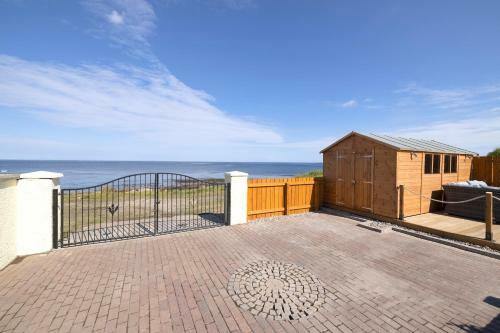 Altido Aurora House: Hot Tub & Sea View