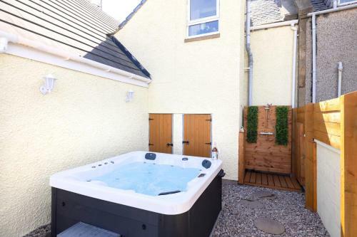 Altido Aurora House: Hot Tub & Sea View