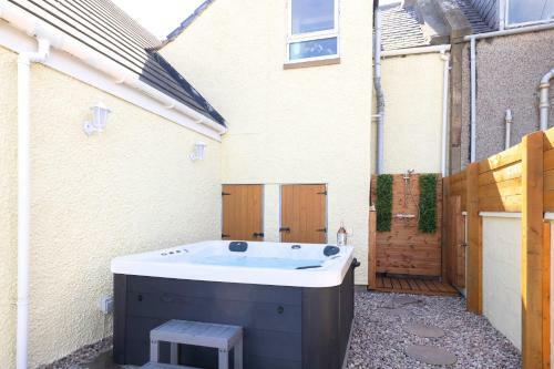 Altido Aurora House: Hot Tub & Sea View