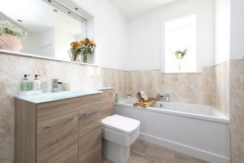 Altido Aurora House: Hot Tub & Sea View