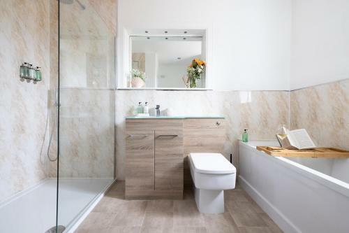 Altido Aurora House: Hot Tub & Sea View