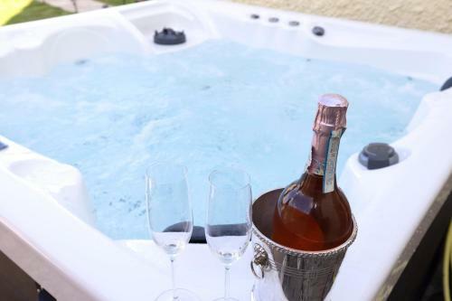 Altido Aurora House: Hot Tub & Sea View