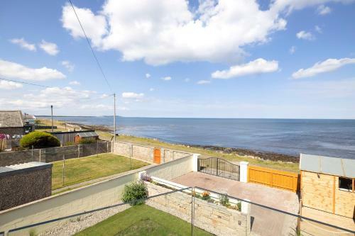 Altido Aurora House: Hot Tub & Sea View