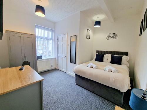 Burnley Terraced House By Bevolve - Free Parking