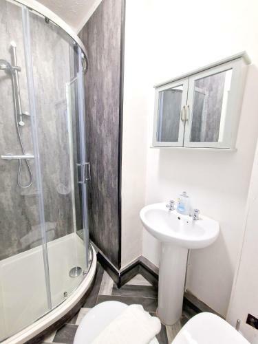 Burnley Terraced House By Bevolve - Free Parking
