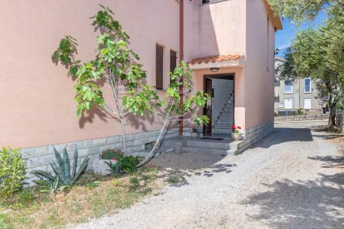 Apartment Slavica With Private Balcony And Parking Lot