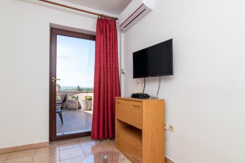 Apartment Slavica With Private Balcony And Parking Lot