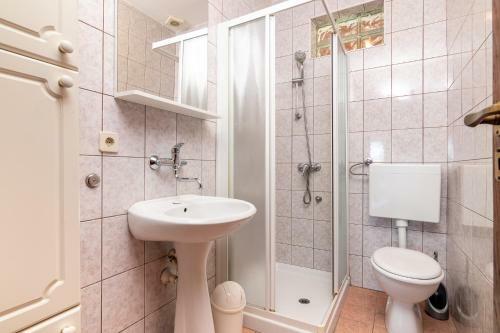 Apartment Slavica With Private Balcony And Parking Lot
