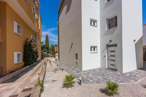 Luxury Apartments Lovorka 3 & 4***/****