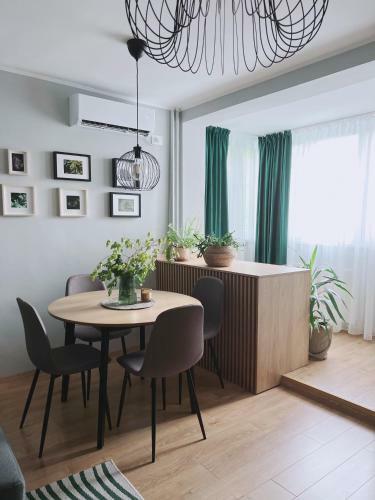 Riverside Jungle Green Apartment