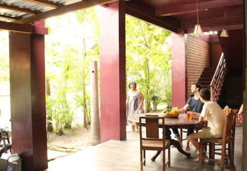 Hostal Teak House