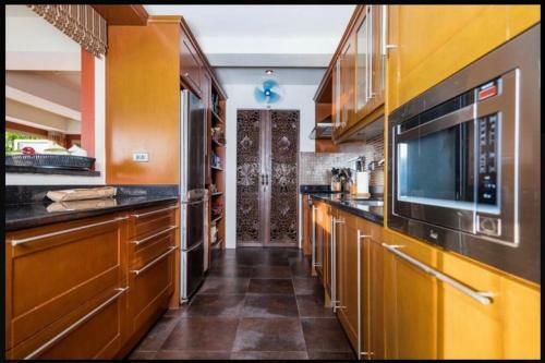 Breathtaking 6 Bedroom Seaview Villa