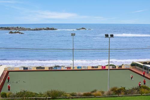 Dolphins Beachfront Apartment No 7 - A View To Remember