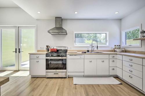 Contemporary Sonoma Abode With Private Hot Tub