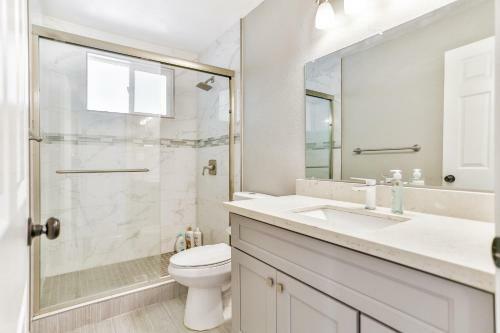 @ Marbella Lane - 3br Stunning Home Pool Table