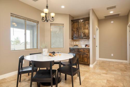 Gambel By Avantstayjtree Escape W Entertainers Yard, & Firepit, 3000sf