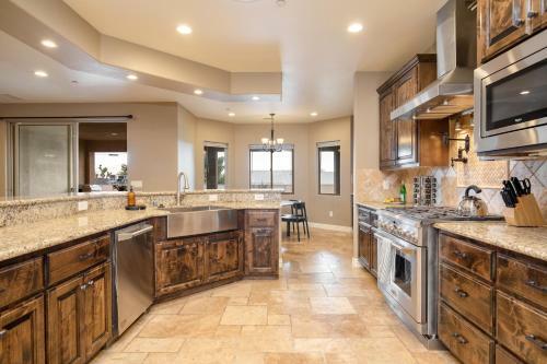 Gambel By Avantstayjtree Escape W Entertainers Yard, & Firepit, 3000sf