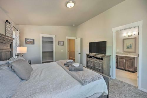 Luxe Colorado Springs Home Fireplace, Grill!