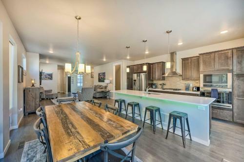 Luxe Colorado Springs Home Fireplace, Grill!