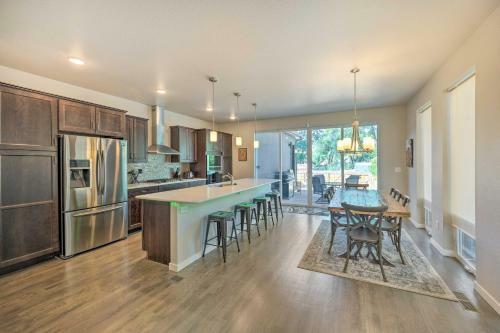 Luxe Colorado Springs Home Fireplace, Grill!