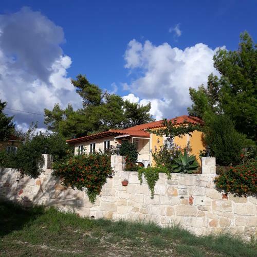 Beautiful 2-bed Cottage In Chavriata Near 2 Beache