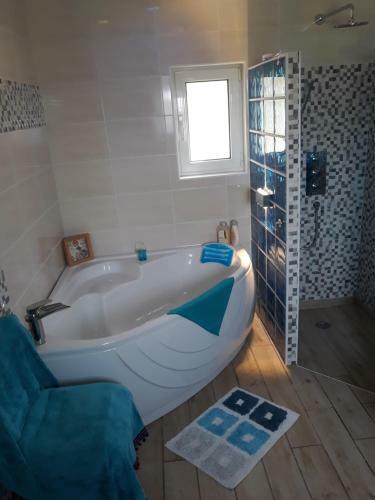 Beautiful 2-bed Cottage In Chavriata Near 2 Beache