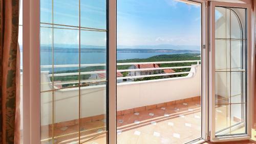 Sunny Apartment With Seaview