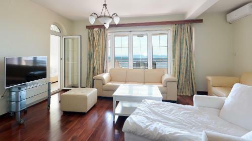 Sunny Apartment With Seaview