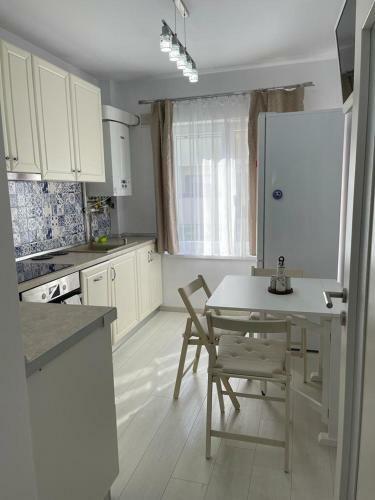Apartament �nc�nt?tor Cu ?emineu