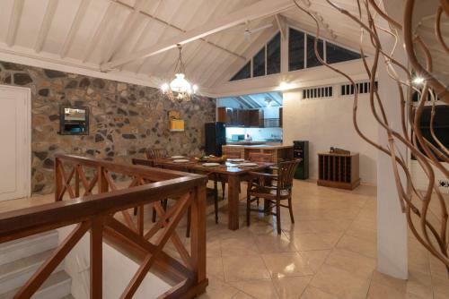 Villa Dinding Batu