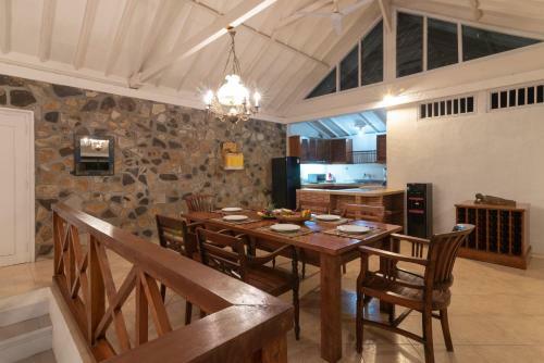 Villa Dinding Batu
