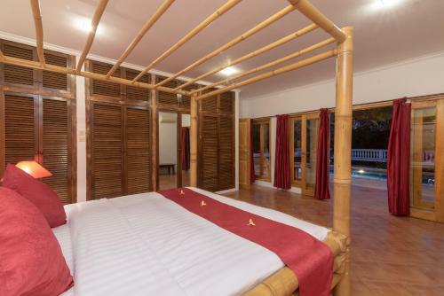 Villa Dinding Batu