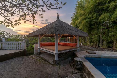 Villa Dinding Batu