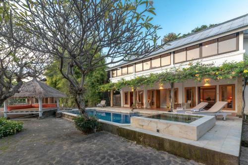 Villa Dinding Batu
