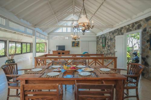Villa Dinding Batu
