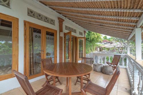 Villa Dinding Batu