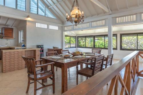 Villa Dinding Batu