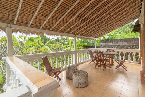 Villa Dinding Batu