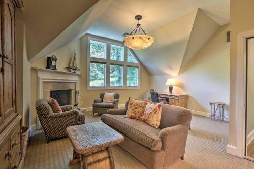 Magnificent Waterfront Gem Fire Pit And Sauna!