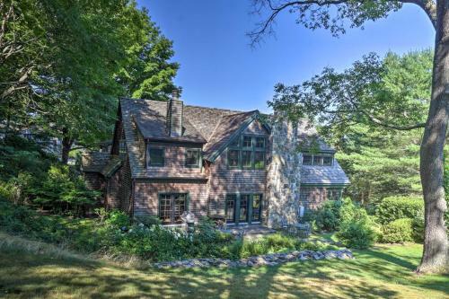 Magnificent Waterfront Gem Fire Pit And Sauna!