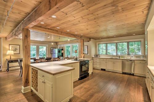 Magnificent Waterfront Gem Fire Pit And Sauna!