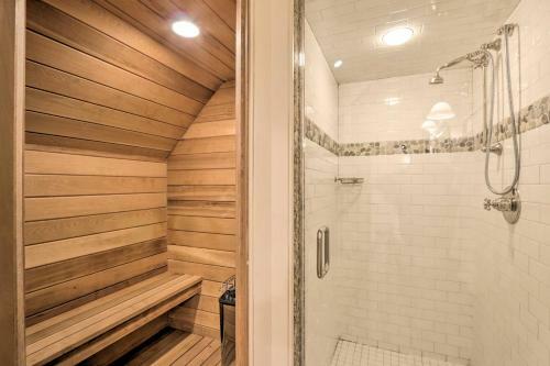 Magnificent Waterfront Gem Fire Pit And Sauna!