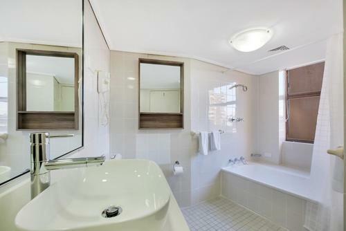 Cosmopolitan Apartment At College St