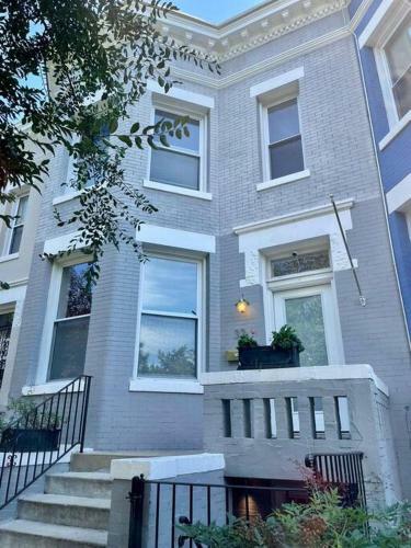 Classic Rowhouse In Hip, Vibrant Bloomingdale