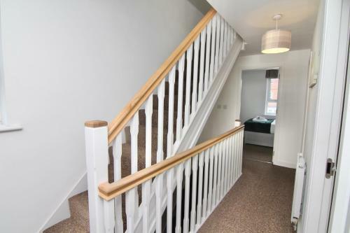 Canalview House - Elegant Spacious Coventry Home For Large Groups