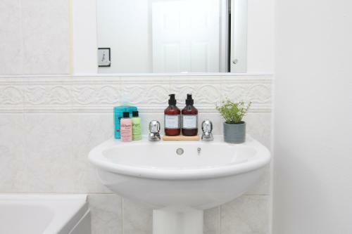 Alverley House - Charming Home With Netflix & Free Parking